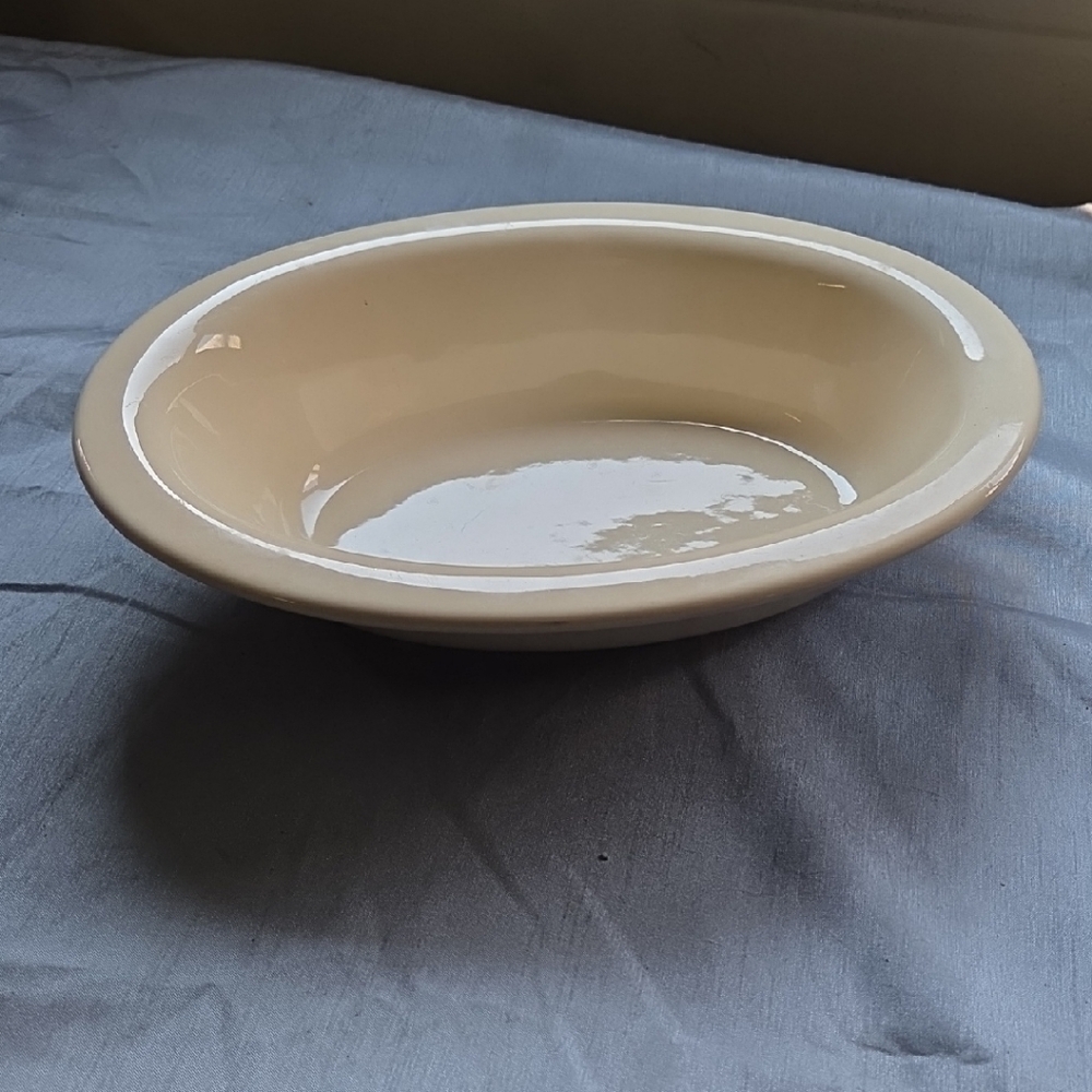Roseville Spomgewear Creamic 9.5" Cream Oval Dish